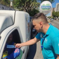 Leonardo Cavalcante, agente da CET-Rio, distribui adesivo em blitz educativa | Foto: Vinícius Sacramento