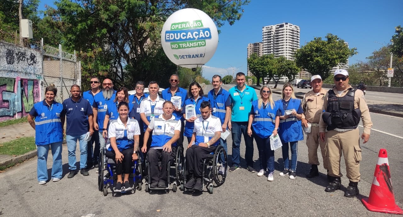 Equipes do Detran-RJ, CET-Rio e Guarda Municipal que realizaram a ação na Barra | Foto: Vinícius Sacramento