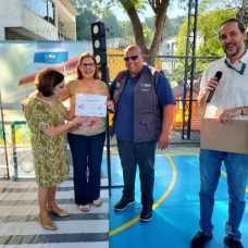 Representantes da Subprefeitura das Ilhas e da CET-Rio entregam certificado de participação no programa A Caminho da Escola 2.0 | Foto: Clécia Oliveira
