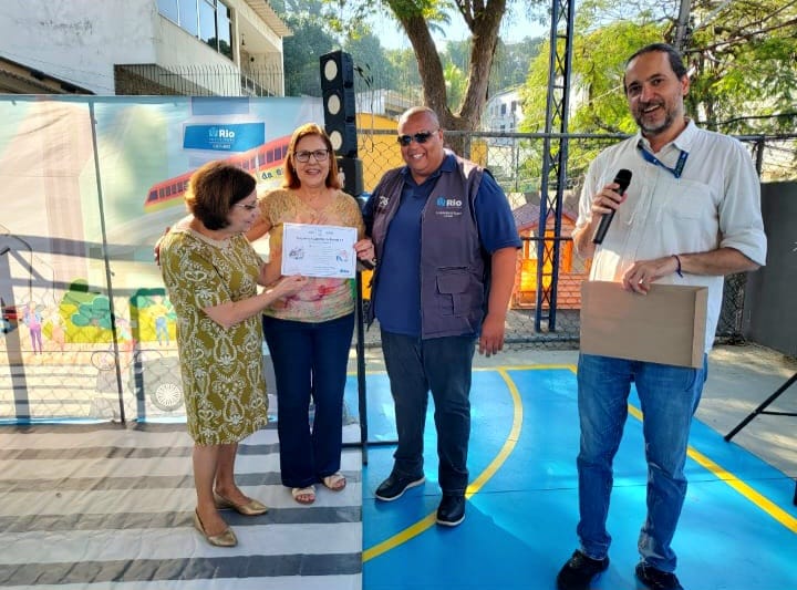 Representantes da Subprefeitura das Ilhas e da CET-Rio entregam certificado de participação no programa A Caminho da Escola 2.0 | Foto: Clécia Oliveira