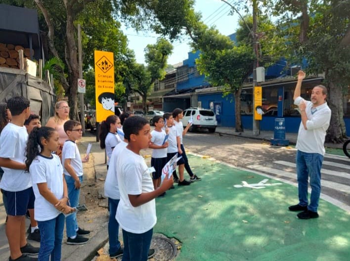 A sinalização no bairro foi reforçada com placas e áreas verdes | Foto: Clécia Oliveira