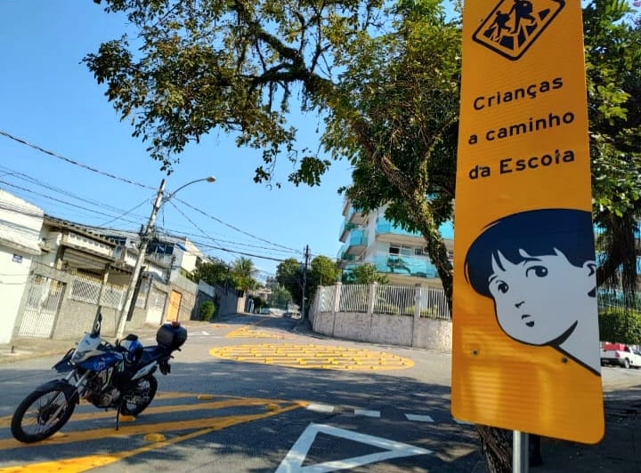 O entorno da EM Padre José de Anchieta ganhou uma rotatória | Foto: Clécia Oliveira