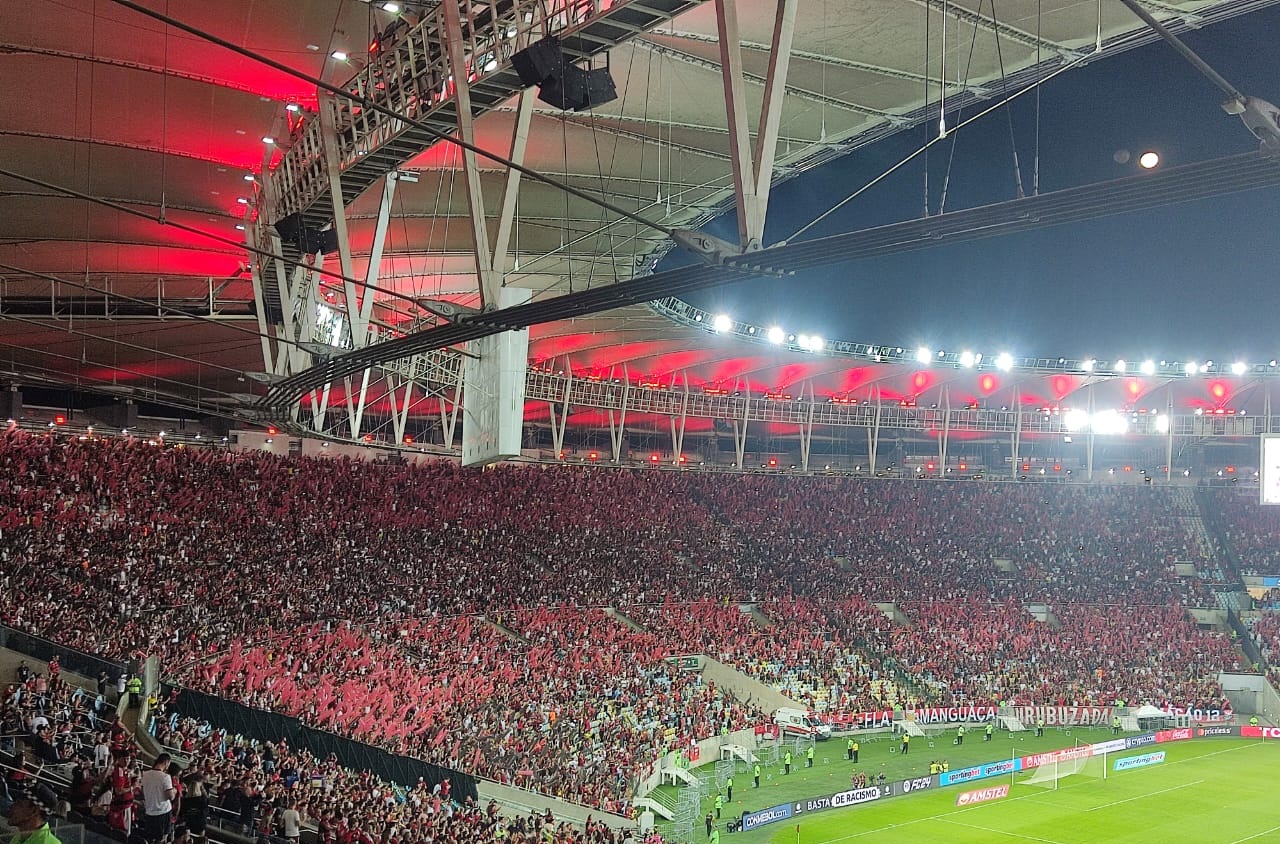 Torcedores do Flamengo fazem mosaico na ala norte do Maracanã | Foto: Vinícius Sacramento