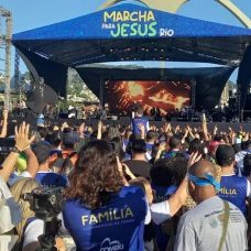 Fiéis cantam durante a Marcha Para Jesus Rio, em 13 de agosto de 2022 | Foto: Alba Valéria Mendonça/G1