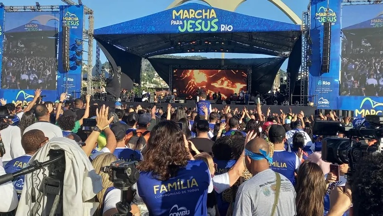 Fiéis cantam durante a Marcha Para Jesus Rio, em 13 de agosto de 2022 | Foto: Alba Valéria Mendonça/G1