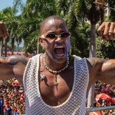 Léo Santana é a principal atração do Bloco da Gold, megabloco deste sábado (31/01) | Foto: Fernando Maia / Riotur