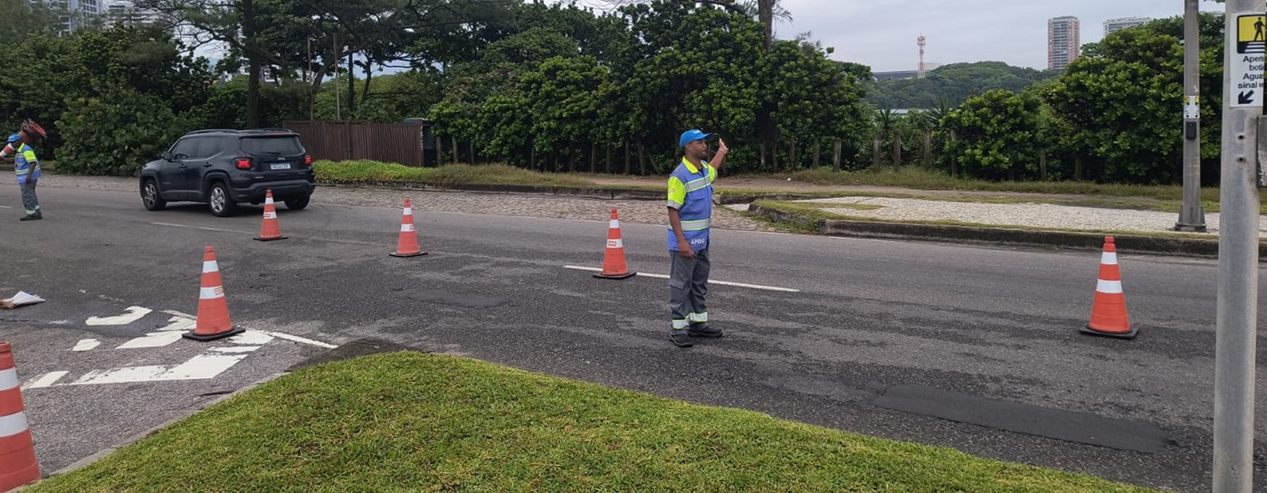 Intervenção no encontro das avenidas Ayrton Senna e Lúcio Costa tem operação de trânsito desde esta terça-feira (10/03) | Foto: CET-Rio